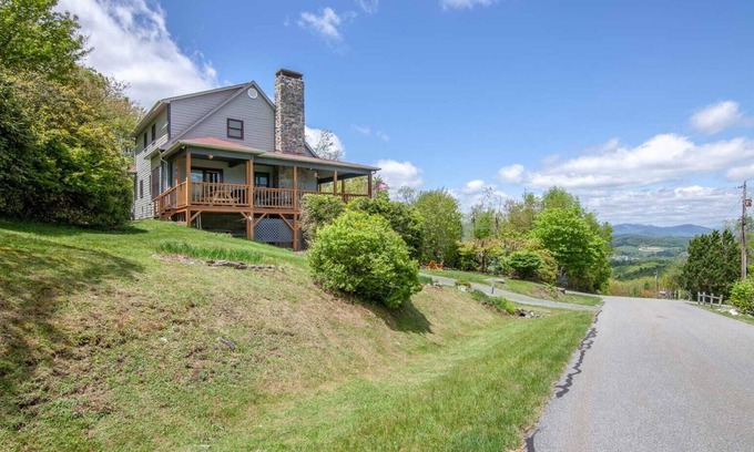 Boone Cabin | Scenic Mountain Home with Wrap-Around Deck & Breakfast
