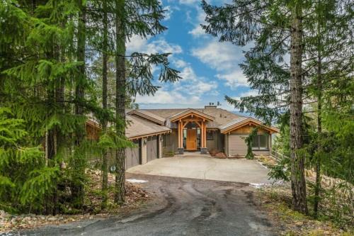 Regional District of Nanaimo Bed & Breakfast | Mountain House of Wonder: Pet-Friendly Retreat with Hot Tub