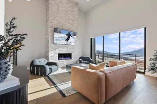 Hideout House | Relax at Mountain House PC with Hot Tub & Family-Friendly Atmosphere