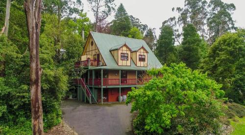 Mount Dandenong Bed & Breakfast | Mountain Lodge: Guest Rated 9.7 with On-Site Dining & Breakfast