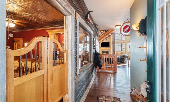 Somers House | Cozy Mountain Lodge Getaway with Family-Friendly Amenities