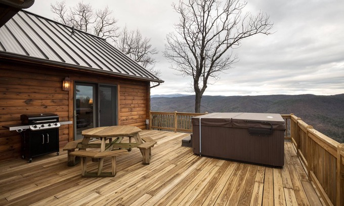Ferguson Cabin | Mountain Lodge: Stunning Views, Hot Tub & Pool Table Fun