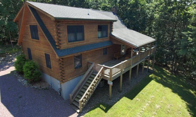 Boynton Ski Chalet | Escape to Bear in the Woods: Family & Pet-Friendly Retreat
