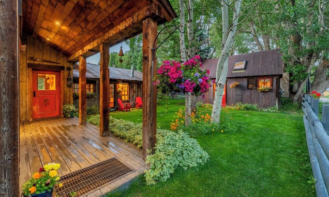 Crested Butte House | Mountain Ski House Retreat with Hot Tub & HGTV Feature