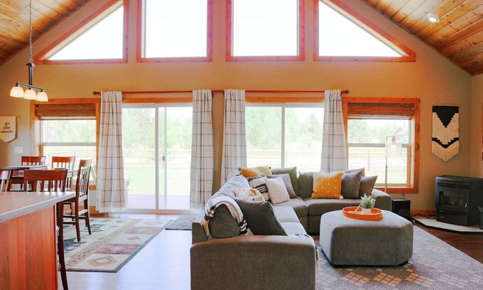 Fir Grove Estates Apartment | Family-Friendly Modern Cabin with Hot Tub & Spa Access
