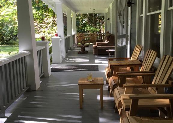 Ashford Hotel | Tranquil Mountain Meadows Inn & Chalet Suites Awaits You