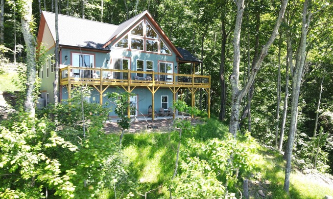 Maggie Valley Cabin | Mountain Modern Lodge: Breathtaking Views & Hot Tub Access