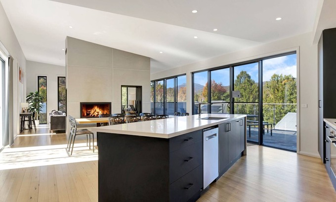 Bright House | Guest Rated 9.6: Mountain Mist Retreat with Kitchen Amenities