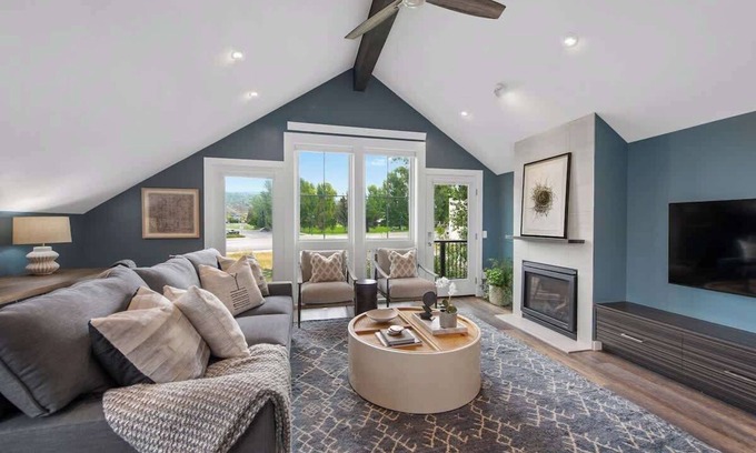Victor House | Mountain Modern - Ideal Location with Family-Friendly Amenities