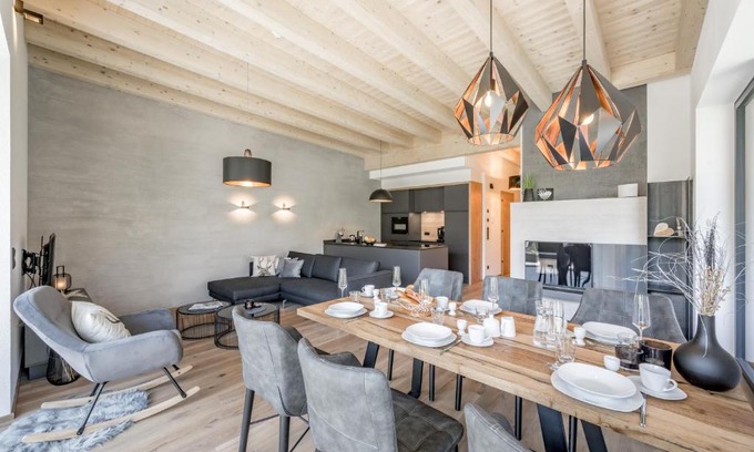Sautens Apartment | Mountain Moments: Premier Stay with Hot Tub & Top Rating