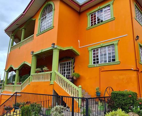 Maracas Bed & Breakfast | Mountain Palace: Top-Rated Retreat with Hot Tub & Breakfast