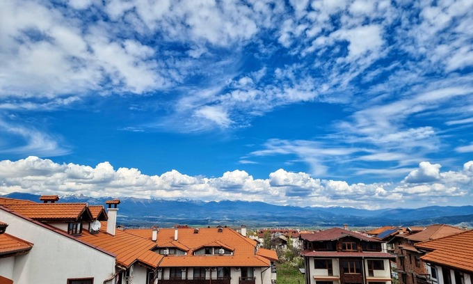 Shiligarnika Apartment | Scenic Mountain View with Two Balconies & Fast Wi-Fi