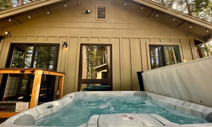 Mountain View Estates House | Mountain Pine Memories: Pet-Friendly Retreat with Hot Tub