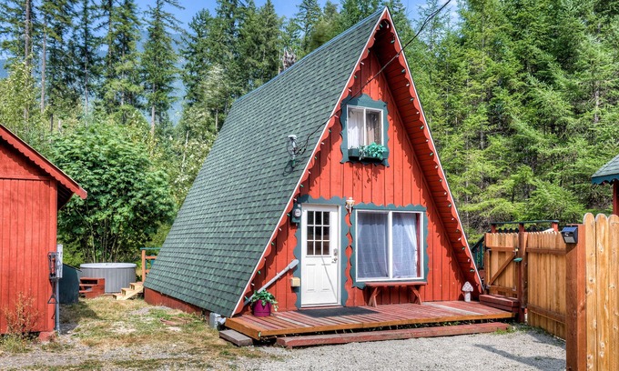Skykomish Cabin | Pet-Friendly Mountain Play Chalet with Hot Tub & Epic Hikes