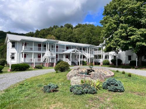 Marlinton Hotel | Pet-Friendly Mountain Quest Inn with Great Amenities Await