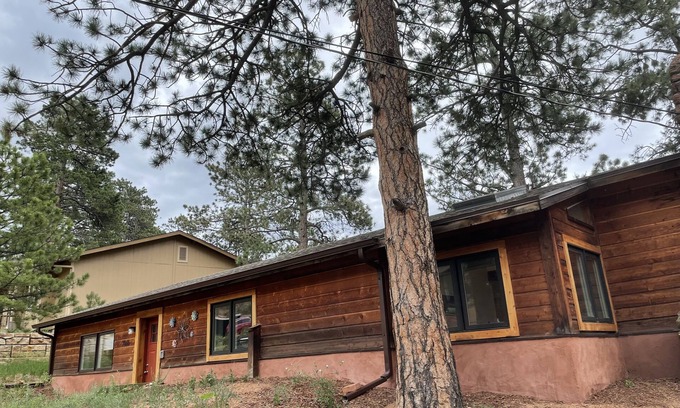 Cascade House | Exceptional Mountain Retreat with Family-Friendly Amenities
