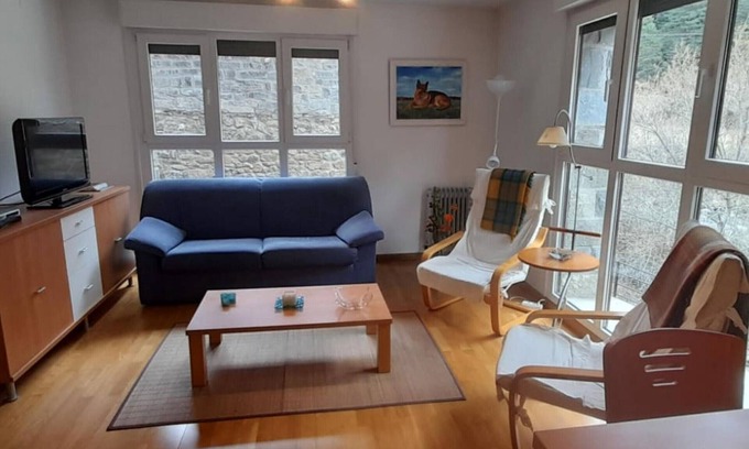 Canfranc Apartment | Cozy Apartment Canfranc: Ideal for Families & Relaxation
