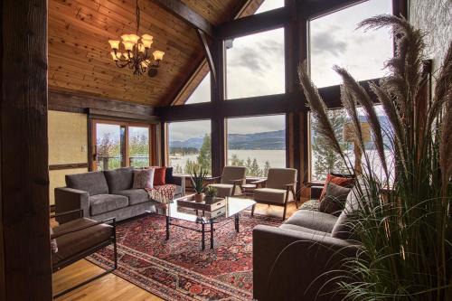 East Kootenay House | Discover Mountain Retreat with Panoramic Lake Views