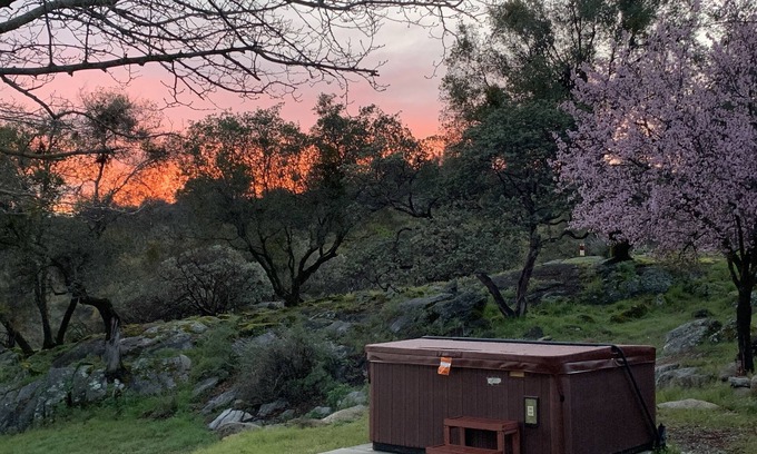Mariposa House | Scenic Mountain Retreat with Hot Tub & Stargazing in Yosemite