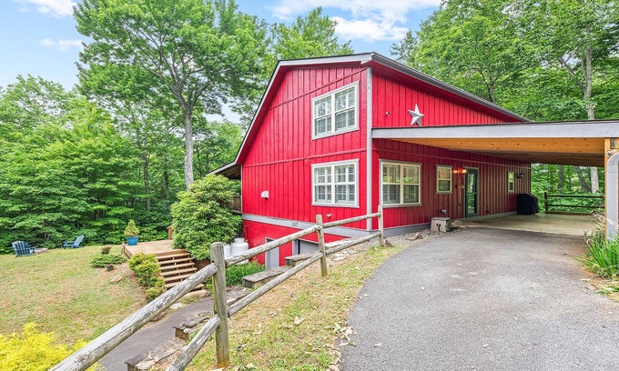 Waynesville House | Inviting Mountain Retreat in Waynesville with Breakfast