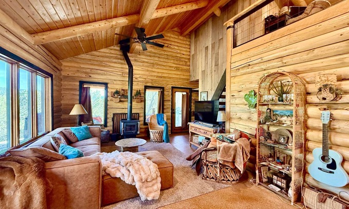 Orderville Cabin | Mountain Retreat with private hot tub Close to Zion!