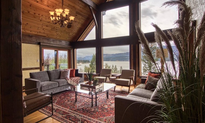 East Kootenay House | Scenic Mountain Retreat with Breathtaking Lake Views