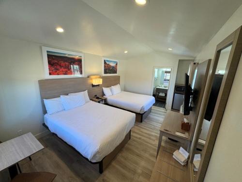 Hatch Cabin | Scenic Mountain Ridge Cabins: Ideal for Bryce & Zion Visits