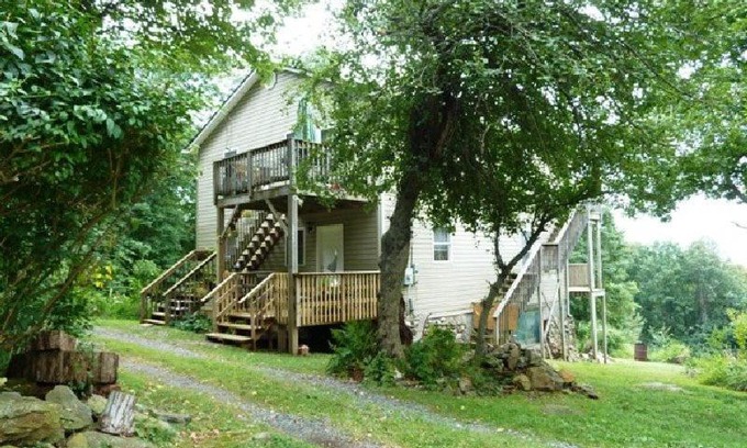 Stanley Apartment | Top-Rated Mountain Roots Lodging: Family & Pet Friendly