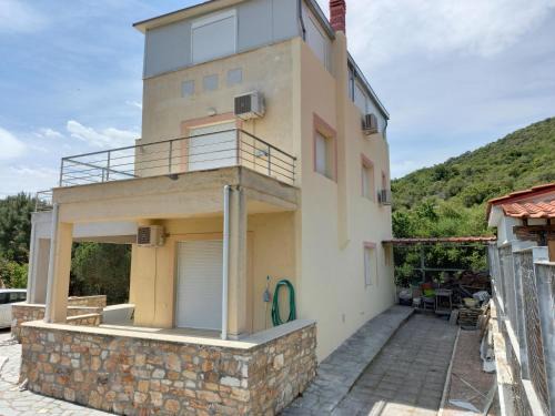 Pangaio House | Idyllic Mountain & Sea View Vila with Family-Friendly Perks
