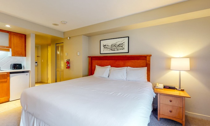 Whistler Village Apartment | Cozy Mountain Studio: Jetted Tub & Fireplace, Walk to Lifts