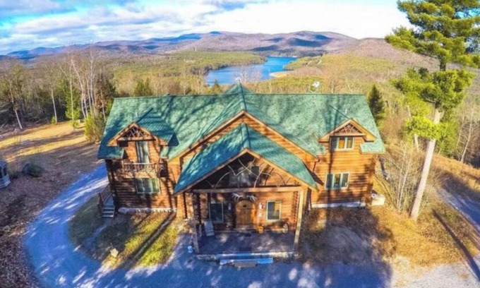 Corinth Cabin | Dream Log Cabin Retreat on Mountain Top, Pet-Friendly Escape