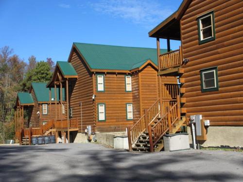 Gatlinburg - Pigeon Forge Villa | Mountain Top Estate - 3 Cozy Cabins with Gorgeous Views
