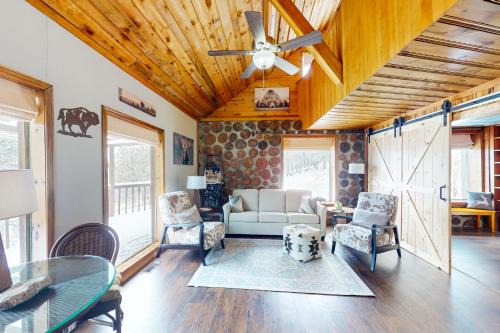 Custer House | Discover Mountain-Top Haven: Family-Friendly Retreat