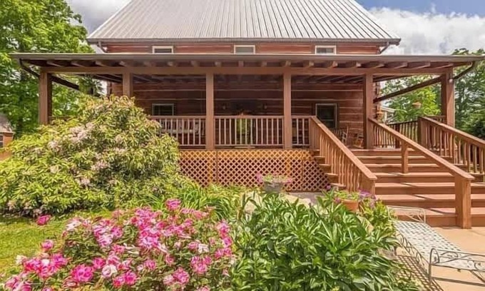 Rising Fawn Cabin | Mountain top Pinecone Cabin