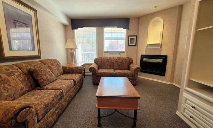 East Kootenay Condo | Mountain View Condo with Sofabed and Aircon