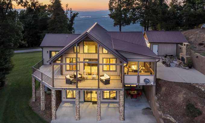 Morganton House | Mountain Vida Vibes is a stunner and only 5 min away from Hidden Hill Venue!