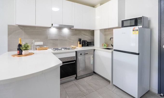 Mount Gravatt East Apartment | Mountain View Serenity Apartment: Top Rated with Great Amenities