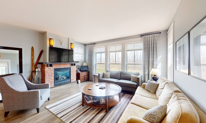 The Blue Mountains Condo | Cozy Mountain-View Condo with Fireplace & Great Amenities