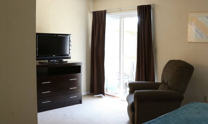 Cheat Lake House | Scenic Mountain View 2BR in Morgantown with Pool & Breakfast