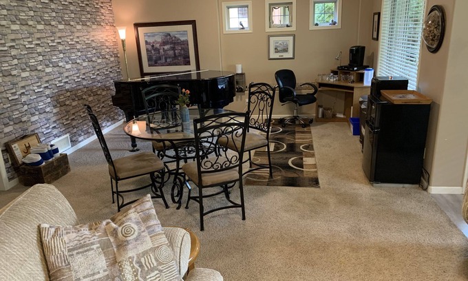 Okanagan-Similkameen House | Relaxing Lakefront Suite with Pool and Spa - Guest Rated 9.8