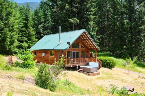 Packwood House | Cozy Mountain View Cabin with Hot Tub Near Mt Rainier