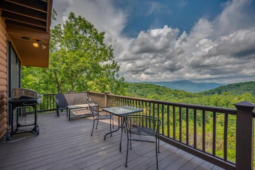 Piney Mountain House | Mountain View Cabin In Saluda With Full Kitchen