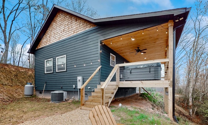 Cherokee Cabin | Dog-Friendly Mountain Cabin with Hot Tub & Fireplace