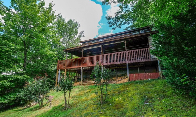 Gatlinburg - Pigeon Forge Cabin | Mountain View Cabin: Hot Tub, Game Table & Seasonal Pool