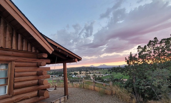 Terrebonne Cabin | Pet-Friendly Mountain View Cabin Oasis by Smith Rock