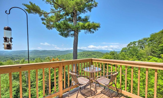 Campton House | Scenic Campton Retreat: Family-Friendly Near Ski Slopes
