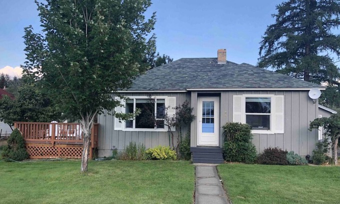 Joseph Cottage | Pet-Friendly 2BR Mountain View Retreat with Fenced Yard