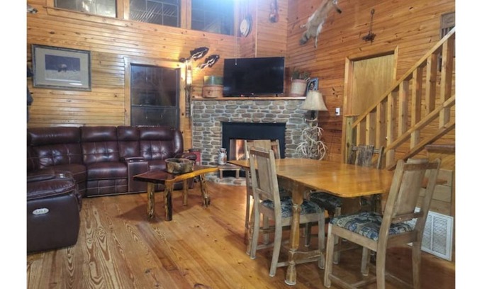 Boswell Cabin | Inviting Acreage on Livingston Creek with Trout Fishing Access