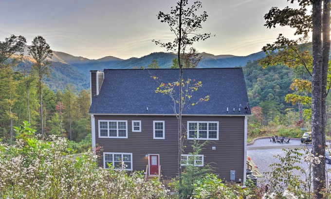 Marion House | Inviting Mountain Retreat Near Mount Mitchell with Spa!