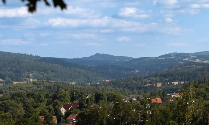 Jedlina-Zdroj House | Exceptional Mountain View Guest Rooms for Family Getaways